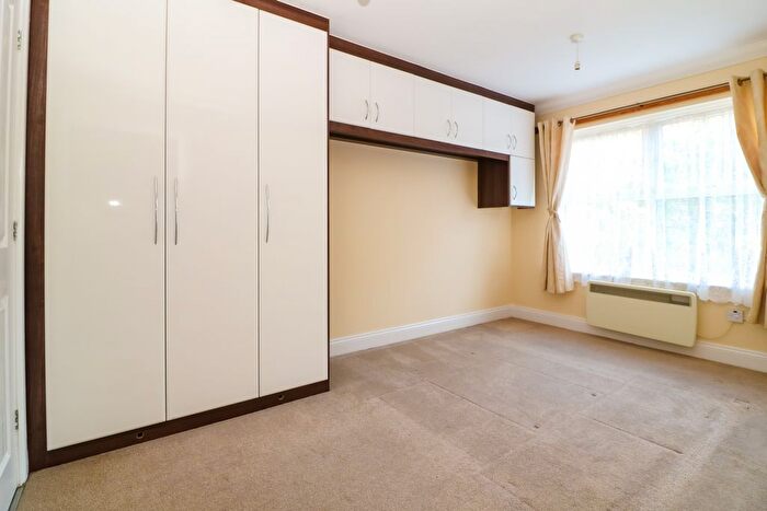 2 Bedroom Flat To Rent In St. Helen's Road, London, SW16