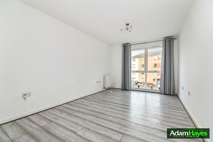 2 Bedroom Apartment To Rent In Holden Road, Woodside Park, N12