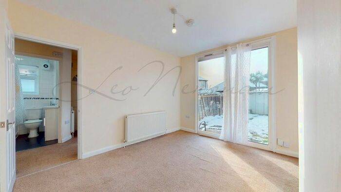 2 Bedroom Flat To Rent In Tomswood Hill, Ilford, IG6