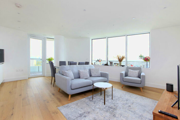 2 Bedroom Flat To Rent In Lombard Wharf, Battersea, London, SW11