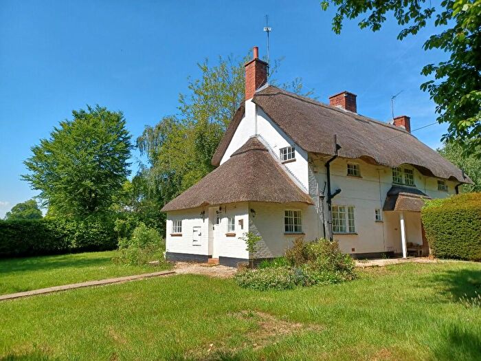 3 Bedroom Semi-Detached House To Rent In Broadplat, RG9