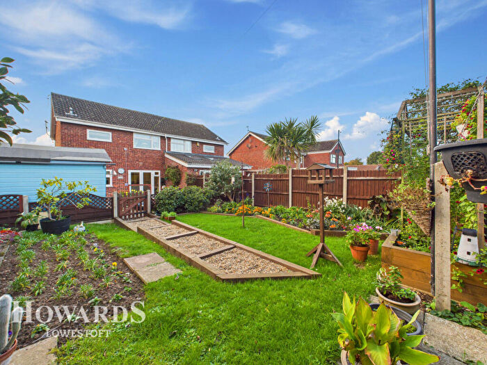 3 Bedroom Semi Detached House For Sale In Edendale, Lowestoft, NR32