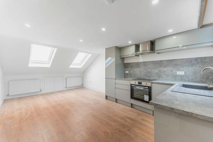 3 Bedroom Flat To Rent In Wells House Road, North Acton, London, NW10