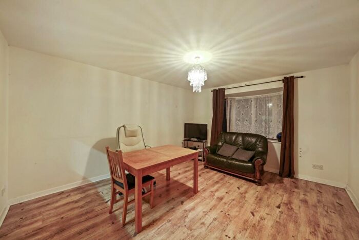 2 Bedroom Flat For Sale In Bunning Way, Holloway, N7