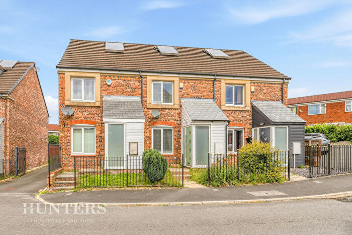 2 Bedroom Town House For Sale In Barmouth Walk, Oldham, OL8