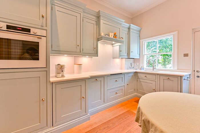 1 Bedroom Flat To Rent In Flat, Kempsford Gardens, Earls Court, London, SW5