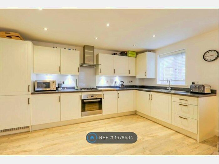 2 Bedroom Flat To Rent In Fullbrook Avenue, Spencers Wood, Reading, RG7