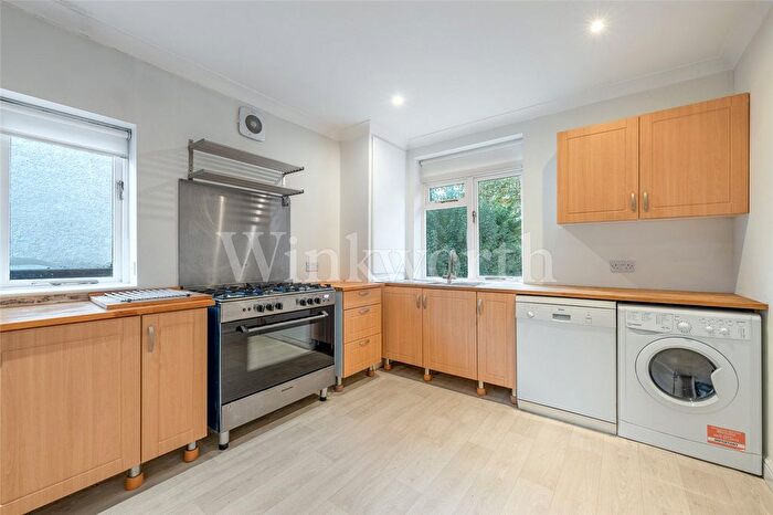 2 Bedroom Flat To Rent In Llanvanor Road, London, NW2