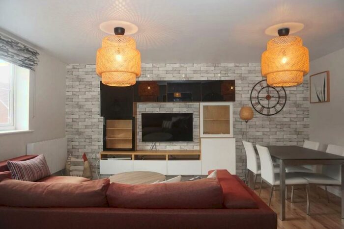 2 Bedroom Flat To Rent In Hopper Vale, Bracknell, RG12