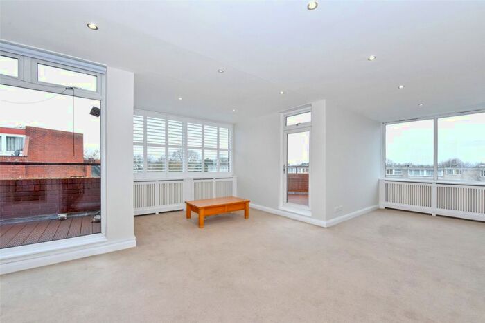 2 Bedroom Flat To Rent In Darville House, Oxford Road East, Windsor, Berkshire, SL4