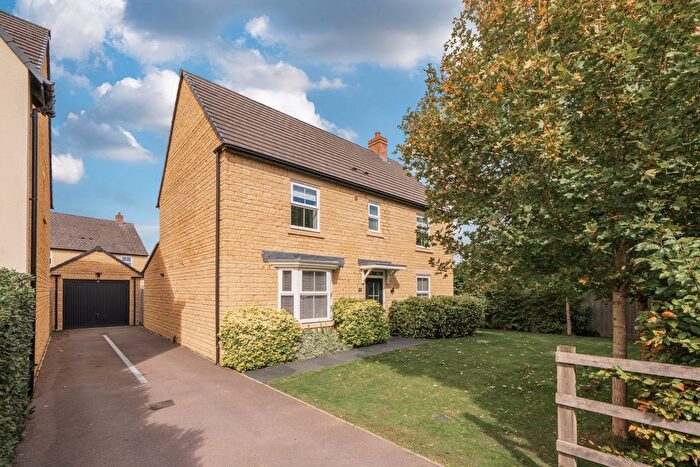 4 Bedroom Detached House For Sale In Swinbrook Road, Carterton, Oxfordshire, OX18