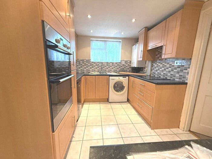 3 Bedroom Semi-Detached House To Rent In Stoke Poges Lane, Slough, SL1