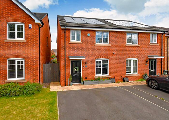 3 Bedroom Semi-Detached House For Sale In Flemish Gardens, Kingswinford, DY6