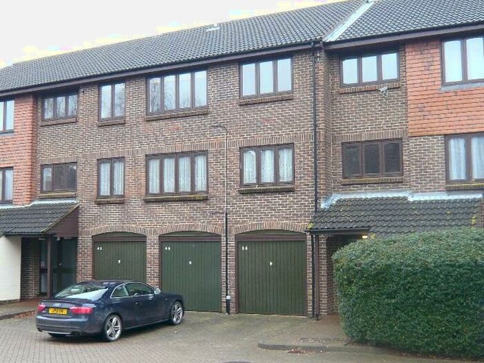 1 Bedroom Flat To Rent In Connaught Gardens, Crawley, RH10