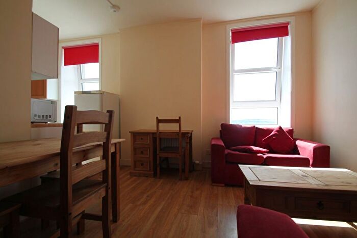 2 Bedroom Flat To Rent In North George Street, Hilltown, Dundee, DD3