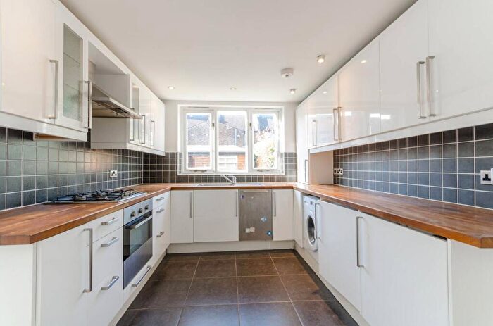 2 Bedroom Flat To Rent In Lennard Road, Penge, London, SE20