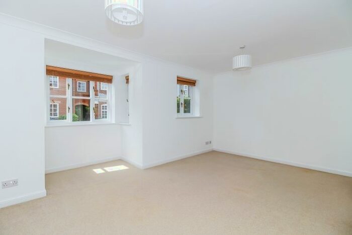 2 Bedroom Flat To Rent In Bennett Crescent, Cowley, Oxford OX4