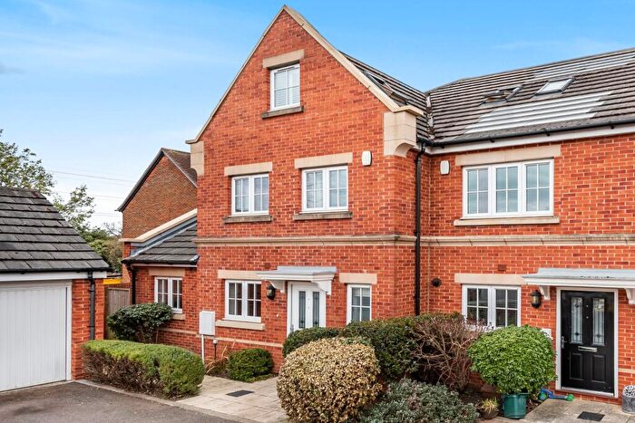 3 Bedroom End Of Terrace House For Sale In Derisley Close, Byfleet, Surrey, KT14