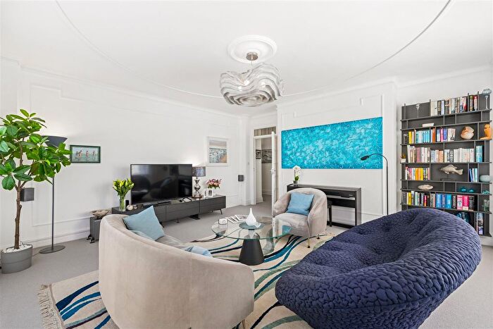 2 Bedroom Flat For Sale In Courtenay Gate, Courtenay Terrace, Hove, BN3