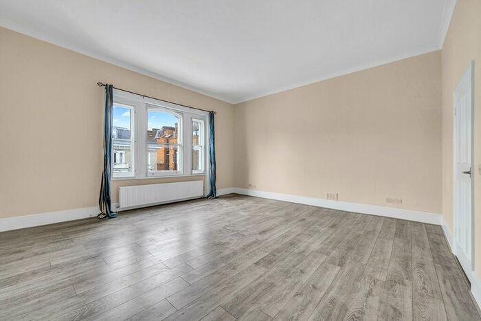 3 Bedroom Apartment To Rent In Redcliffe Gardens, Chelsea, SW10