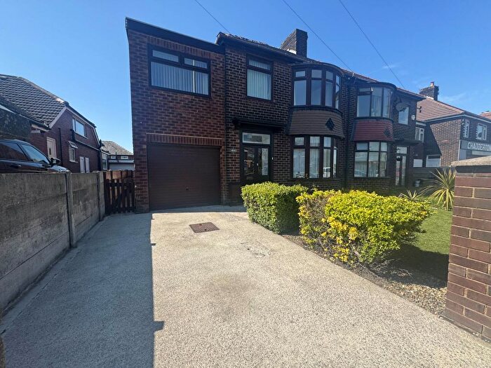 4 Bedroom Semi-Detached House For Sale In Broadway, Chadderton, Oldham, OL9