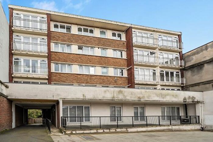 2 Bedroom Apartment For Sale In Regents Park Road, London, N3