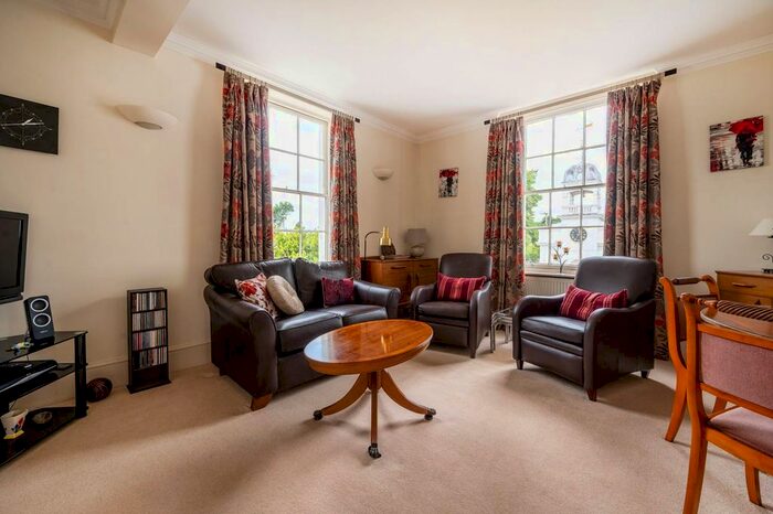 2 Bedroom Flat To Rent In High Road, Byfleet, West Byfleet, KT14