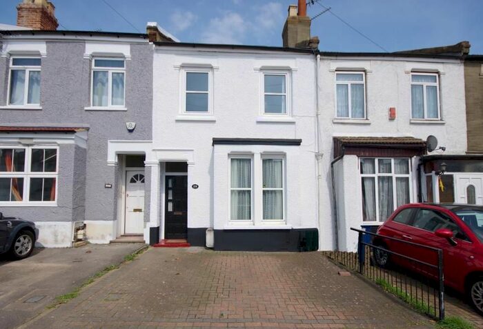 3 Bedroom Terraced House For Sale In Long Lane, Finchley, N3