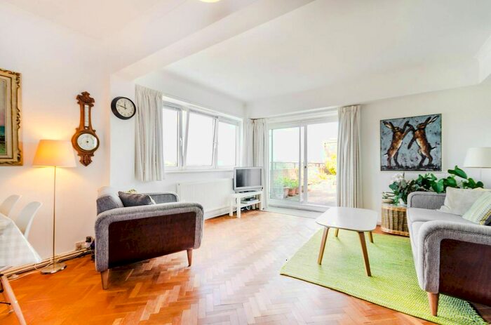 3 Bedroom Flat To Rent In Upper Richmond Road, Putney, London, SW15