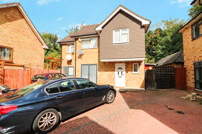6 Bedroom Detached House For Sale In Carswell Close, Ilford, IG4