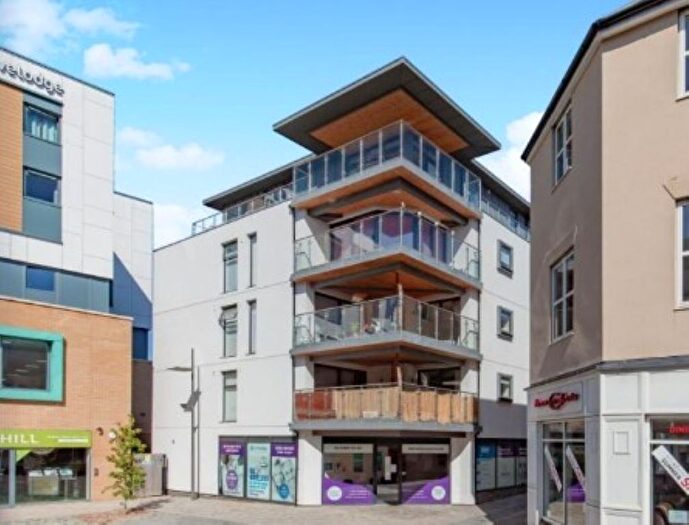 3 Bedroom Flat For Sale In Wesley Lane, Bicester, OX26