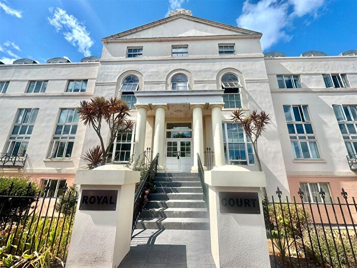 1 Bedroom Flat For Sale In Den Crescent, Teignmouth, Devon, TQ14