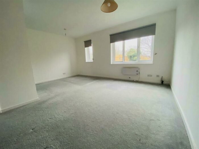 Studio To Rent In Birchanger Road, London, SE25