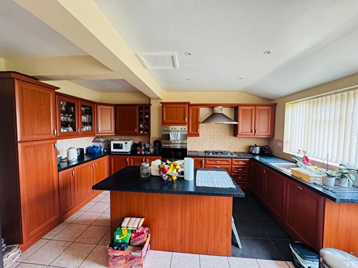 4 Bedroom Semi-detached House For Sale In Norbury Hill, London, SW16