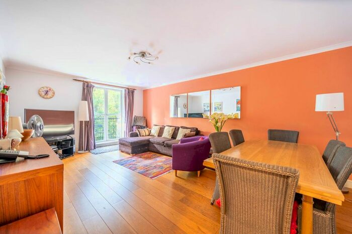 2 Bedroom Flat To Rent In Bishops Bridge Road, Bayswater, London, W2