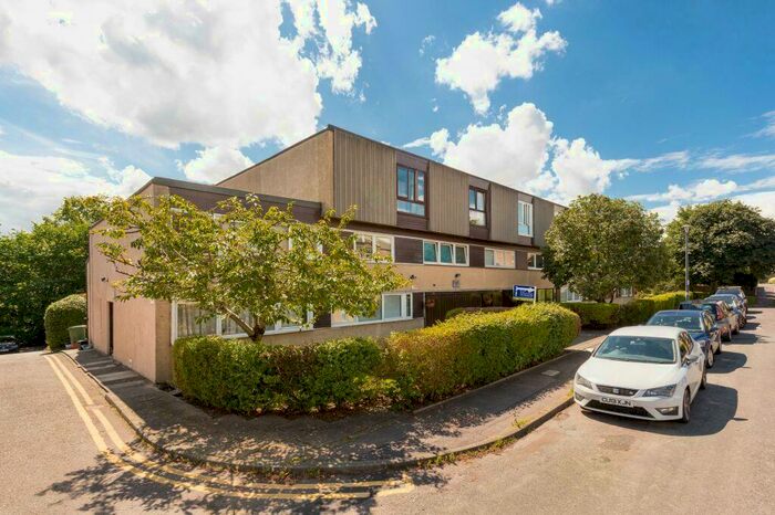 2 Bedroom Flat To Rent In Comiston Drive, Edinburgh, EH10