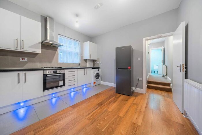 2 Bedroom Flat To Rent In Garratt Lane, Tooting Broadway, London, SW17