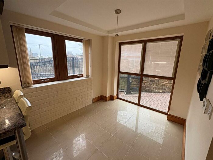 4 Bedroom Detached House For Sale In Reva Syke Road, Clayton, Bradford, BD14