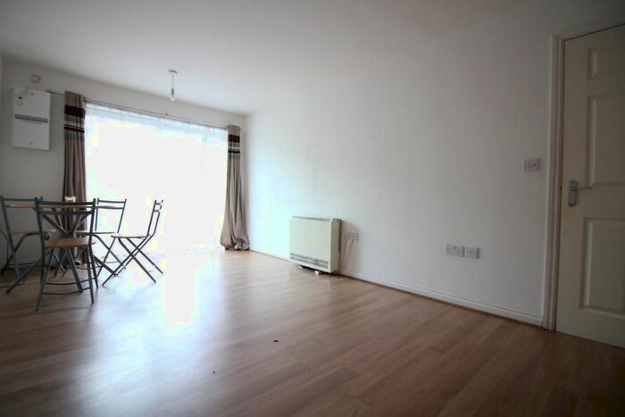 2 Bedroom Flat To Rent In Bennett Close, Hounslow TW4