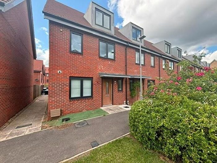 3 Bedroom End Of Terrace House To Rent In Basingstoke Road, Reading, RG2