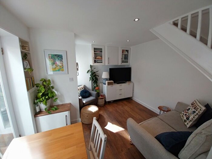2 Bedroom Flat To Rent In High Street, Edenbridge, TN8