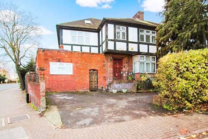 5 Bedroom Detached House To Rent In Springfield Gardens, Kingsbury, London, NW9