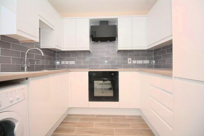 2 Bedroom Flat To Rent In Ballinger Point, Bromley High Street, London, E3