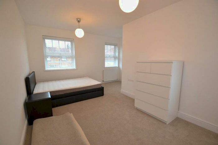 3 Bedroom Semi-Detached House To Rent In Saxon Drive, London, W3