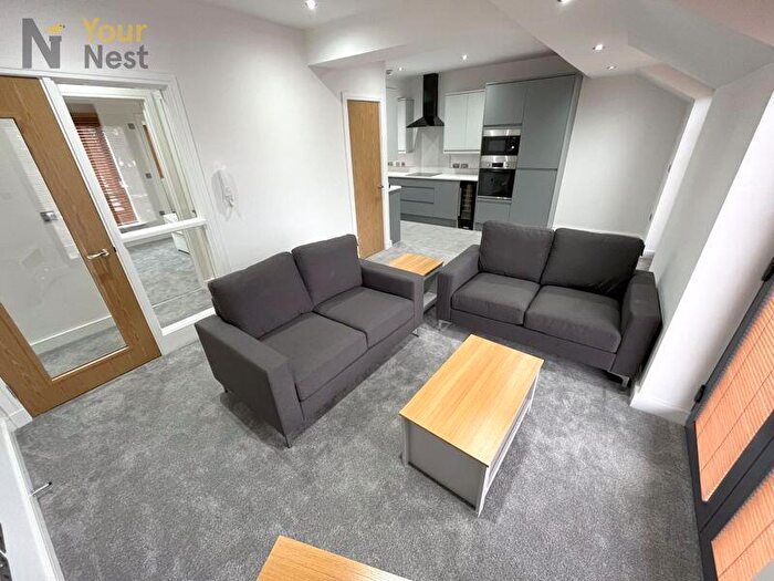 3 Bedroom Flat To Rent In Apartment, Derwentwater Terrace, Headingley, LS6