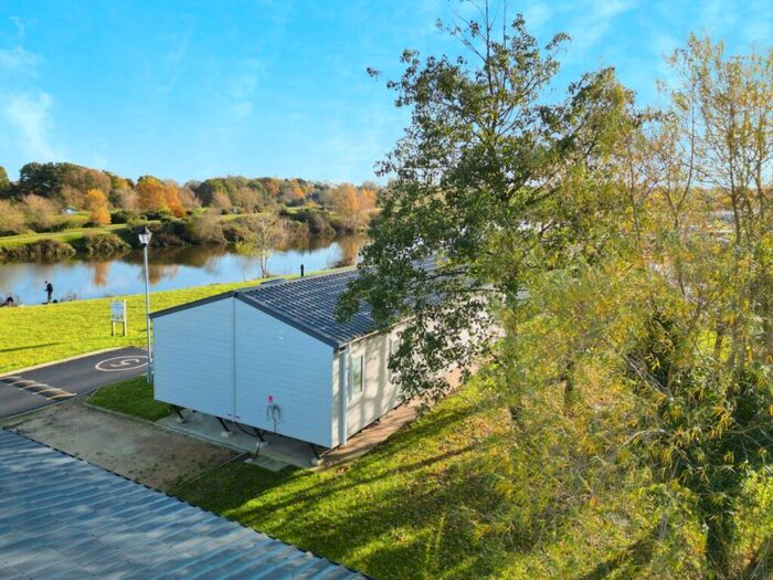 2 Bedroom Park Home For Sale In A Beautiful Park Home With Fishing Lakes On The Doorstep., DN22