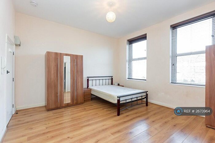 Studio To Rent In Woodside Park Road, London, N12