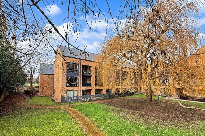 2 Bedroom Flat For Sale In Larges Lane, Bracknell, Berkshire, RG12