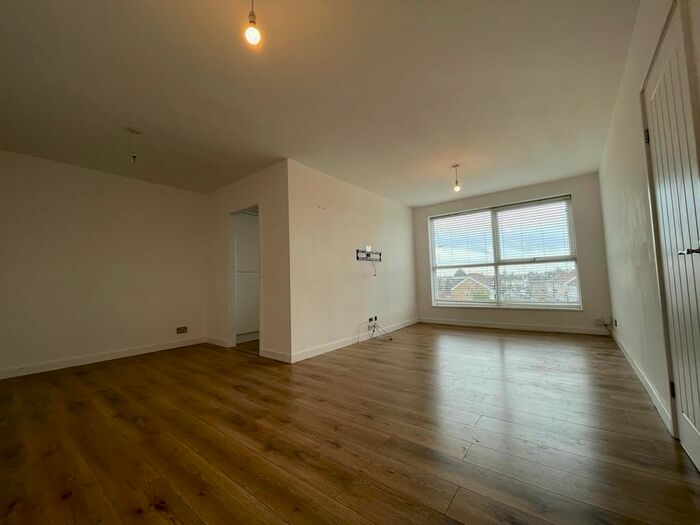 2 Bedroom Flat To Rent In Paul Court, Romford, RM7