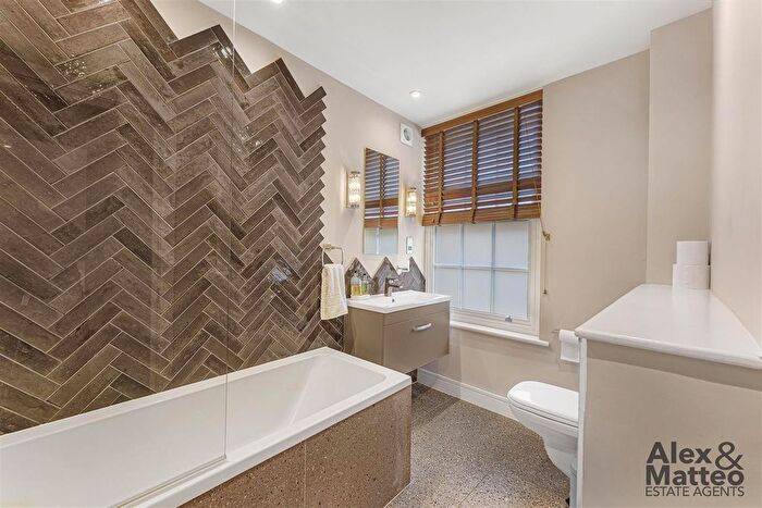 2 Bedroom Flat For Sale In Rotherhithe Street, Rotherhithe, SE16